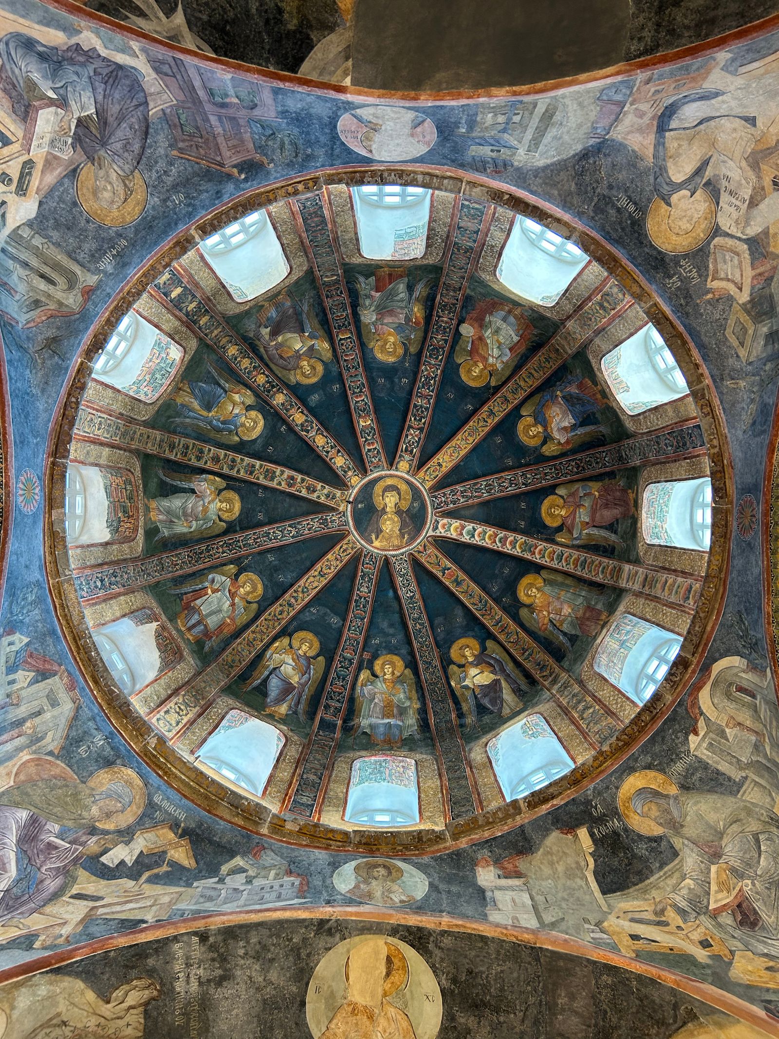 A painted dome with figures in a ring